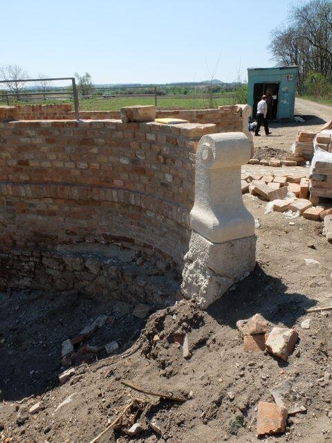 Umělý kámen nahradil původní mikulovský vápenec rovněž u odrazníků mostu.