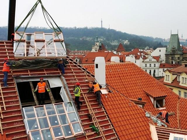 Montáž okna Solara HISTORIK na střechu Pinkasova paláce na Kampě