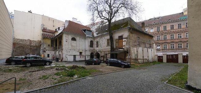 Městský dům v Truhlářské ulici v Praze před obnovou fasády