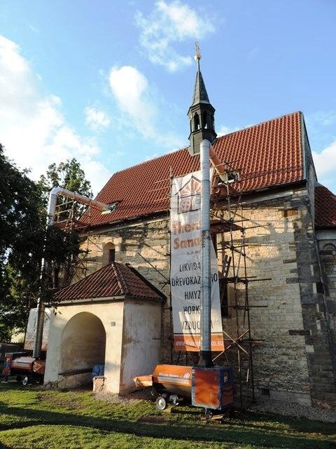 Horkovzdušnou sanací provedenou společností Thermo Sanace byl krov kostela Stětí sv. Jana Křtitele v Dolních Chabrech úspěšně zbaven dřevokazného hmyzu.