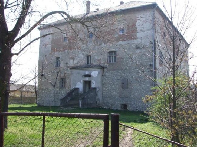 Hrad si uchoval četné architektonické prvky a historickou dispozici. 