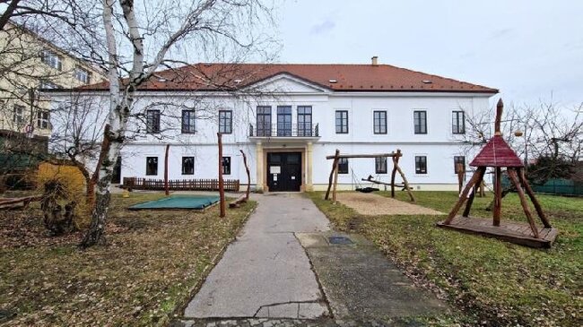 V roce 2013 byla dokončena rekonstrukce bývalého zámečku, kde jsou byty chráněného bydlení, prostory pro mateřskou školu Kociánka, ale také dva výukové sály.