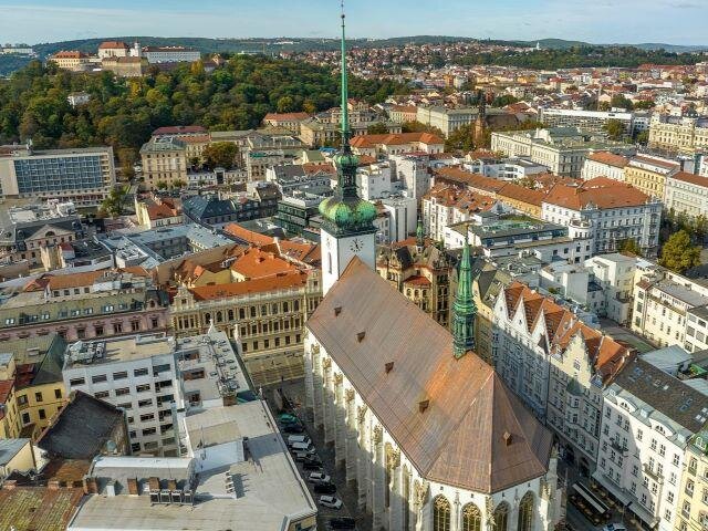 Nová střecha a nové bílé fasády proměnily kostel opět v nádhernou památku.
