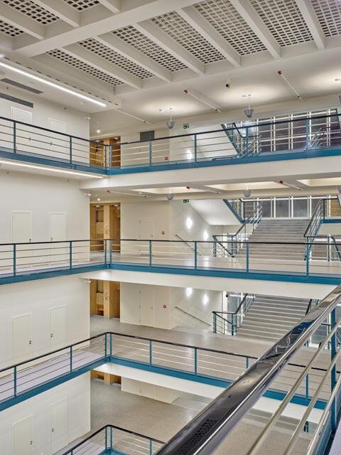 Působení a vnímání podnikové centrály mělo mimo jiné asociovat propagaci estetické hodnoty světla v architektuře. 