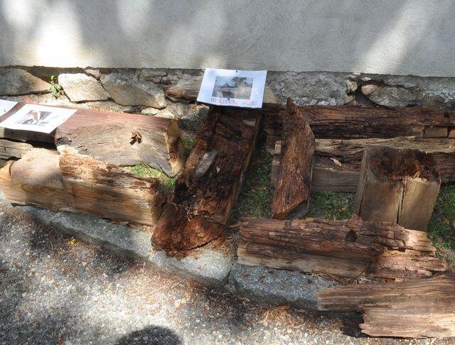 Improvizovaná výstava poškozených trámů z krovu kostelní věže