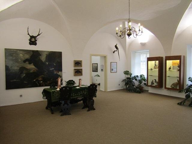 Expozice výstavy s názvem Pod ochranou sv. Huberta