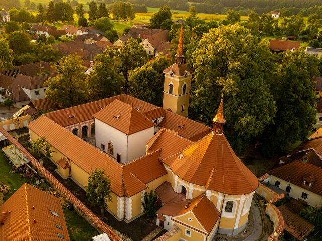 Pokrývači sobě - Historické stavby - MK Střechy - Kostel sv. Ducha, Římov