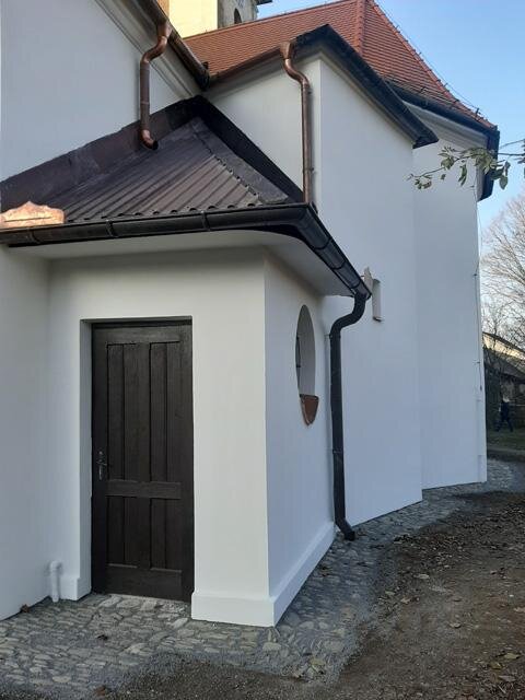 Svatostánek představuje památkově chráněnou jednolodní barokní stavbu.