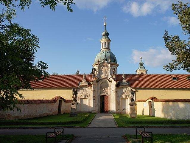  Kostel Panny Marie Vítězné – hlavní vstupní portál