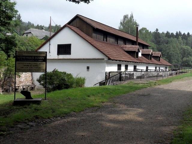 Vodní hamr v Dobřívě je národní kulturní památkou.