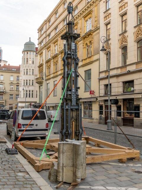 Největším oříškem celé akce byla obnova fasádních kamenných prvků, mezi které patřila i šestitunová fiála. 
