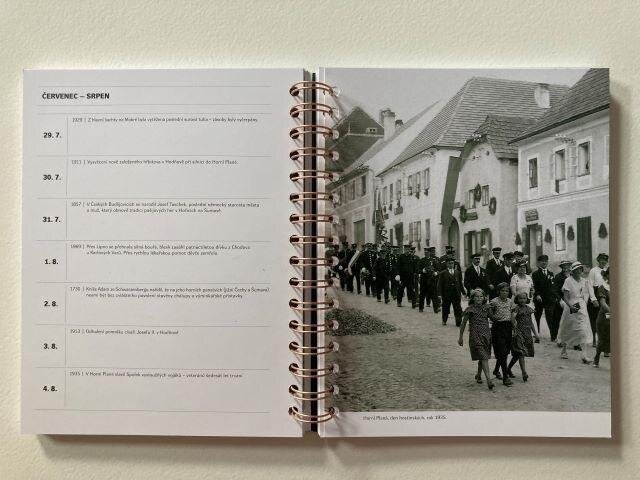 Náhled na stránky diáře s historickými událostmi