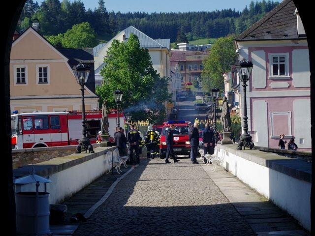 Cvičení hasičů na zámku v Bečově