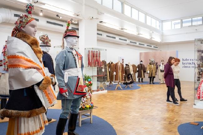 Návštěvnice během prohlídky expozice