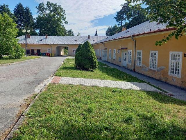 Před rekonstrukcí měl zámek nevhodnou plechovou krytinu.
