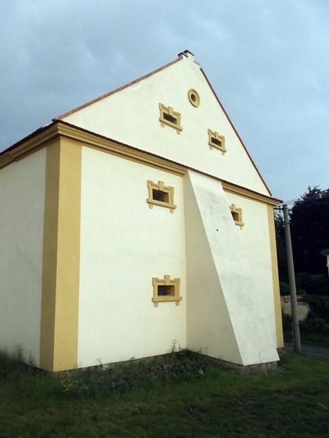 Detail citlivě opravené fasády památkově zajímavého objektu