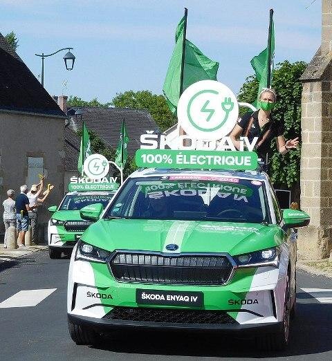 Veřejnosti se automobil ŠKODA ENYAQ iV představil jako doprovodný vůz v cyklistickém závodě Tour de France 2021.
