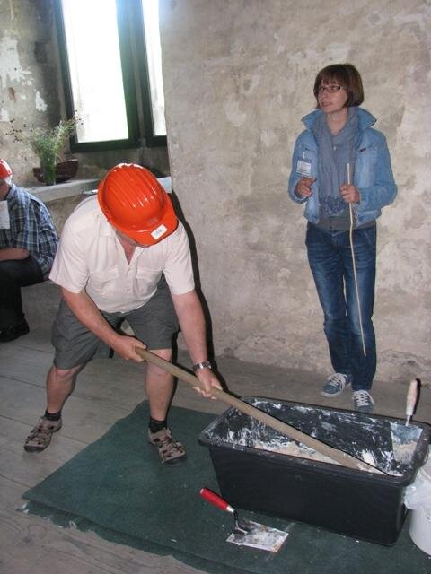 Při komentovaných technologických prohlídkách na Bečově si zájemci mohou vyzkoušet i míchání malty.