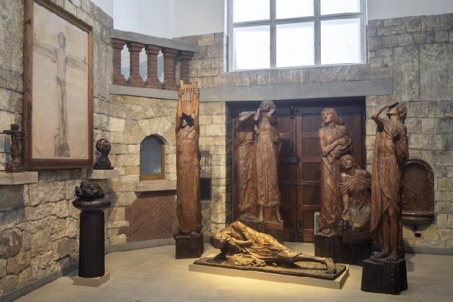 V někdejší prostorné dílně jsou vystaveny sochy a figurální kompozice.