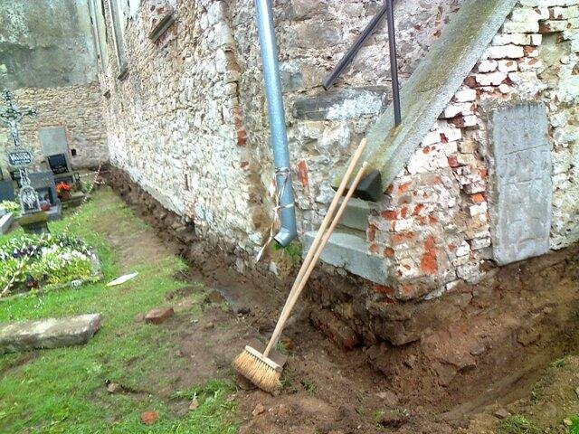 Kostel sv. Víta v Kostelní Radouni musel být před opravou fasády odvodněn.