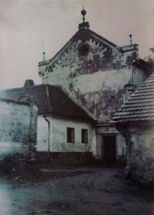 Dobová fotografie synagogy s domečkem, který byl zbourán v roce 2000.