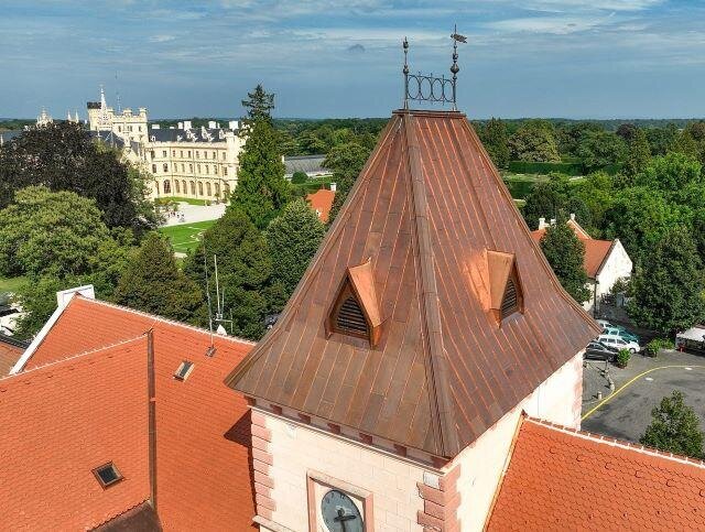 Detailní pohled na novou měděnou střechu věže radnice