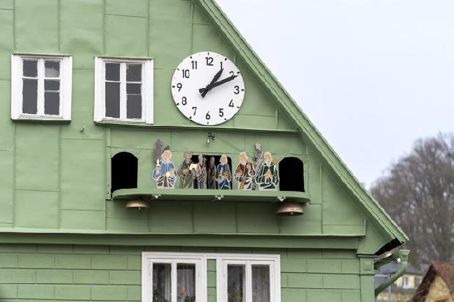 Původní orloj v pravé straně štítu domu čp. 241 nechal ve 20. letech 20. století zhotovit zdejší hodinář Adolf Eiselt.