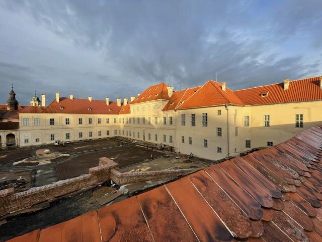 Dvůr s obnovenými fasádami Nové prelatury a Starého opatství