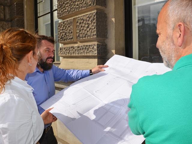 Pracovní tým s plánovou dokumentací při konzultaci
