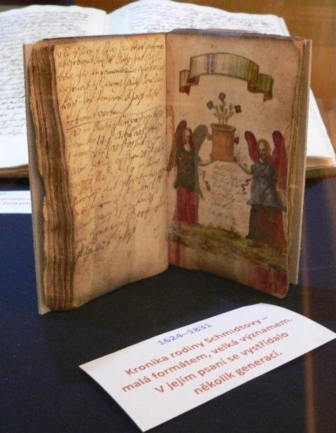 Malá formátem, ale velká významem byla kronika rodiny Schmidtových, kterou psalo několik generací.