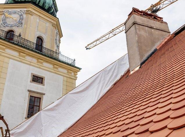Detail pokrytí střechy bobrovkami u komína