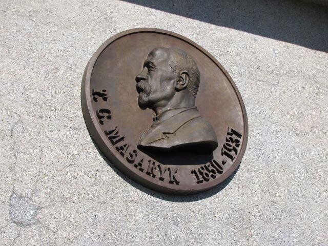 Jižní průčelí zdobí medailon s reliéfem portrétu Masaryka a nápisem T. G. MASARYK 1850–1937.