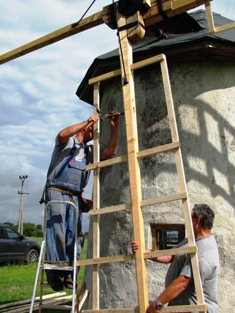 Montáž křídel větrného mlýna ve Spálově