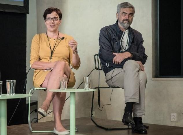 Diana Sixtová, majitelka bývalého železářství Koula a syn v Praze proměněného na vinotéku a banku vín, v diskuzi s Jaroslavem Klenovským z Federace židovských obcí.
