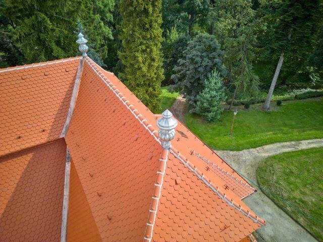 Detailní pohled na hřebeny střech
