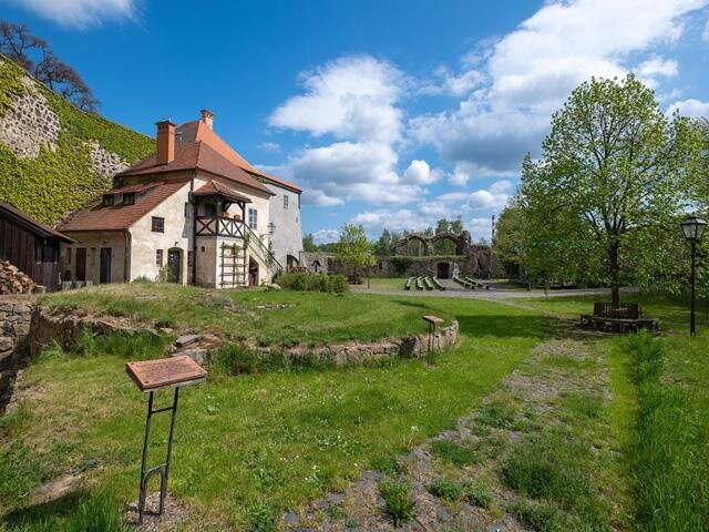 Vodní hrad byl založen koncem 13. století.