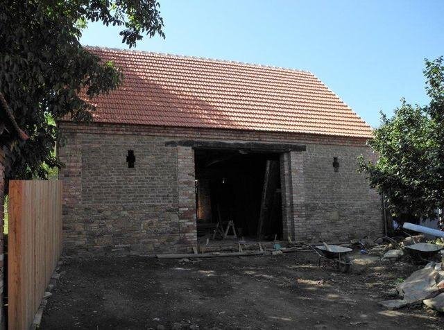 Pohled na obnovenou stodolu