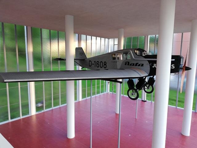 Aktuálně se hlavní dominantou památníku stala maketa letadla Junkers F 13, ve kterém Tomáš Baťa v létě roku 1932 zahynul. 