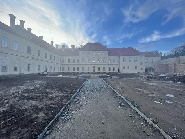 Pohled z dveří altánu na Novou prelaturu