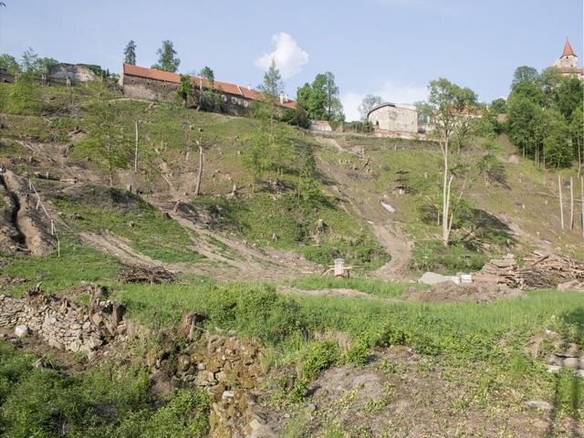 Pohled do zahrady během obnovy