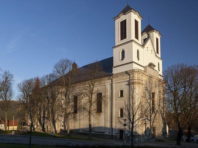 Kostel Narození Panny Marie je novější barokní částí soukostelí.