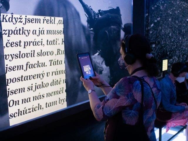 Návštěvníci mají při prohlídce expozice k dispozici tablet a sluchátka.