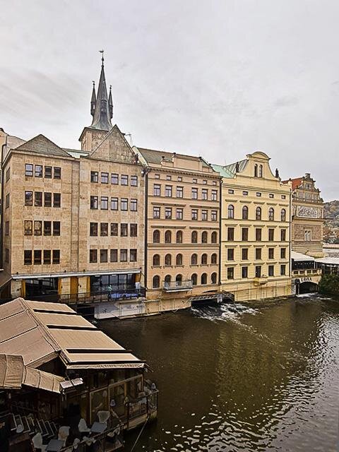 Celkový pohled na severní fasády z Karlova mostu
