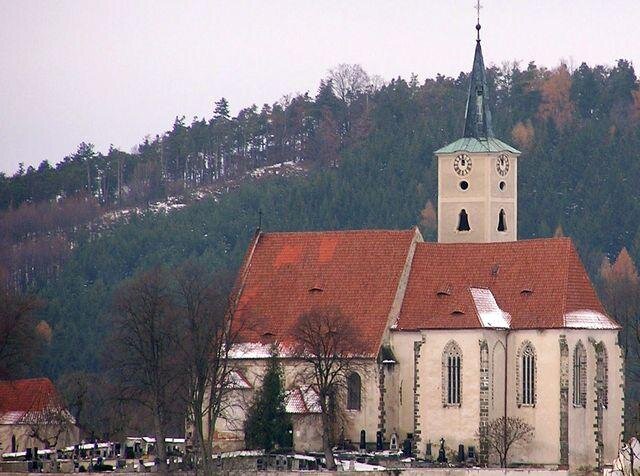 Kostel Nanebevzetí Panny Marie před rekonstrukcí střechy v roce 2007