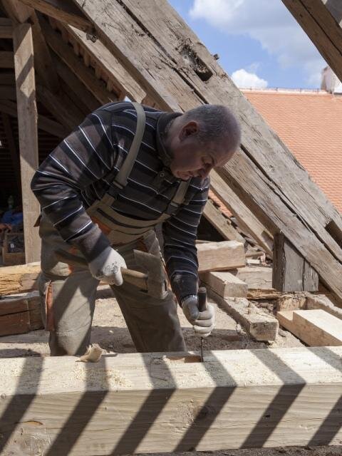 Oprava krovu na zámku Brtnice - ruční výroba tesařských spojů 