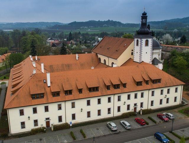 Pohled na klášterní areál v Ostrově