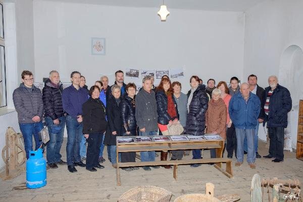 Výstava fotografií nazvaná Hůrky jak je (ne)znáte ve škole v Hůrkách roce 2016