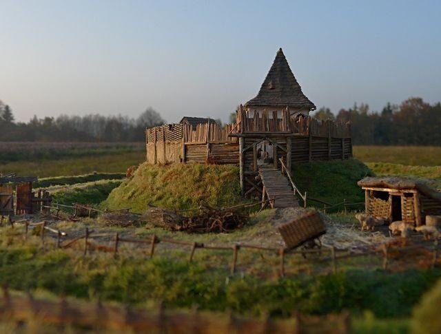 Rekonstrukce šlechtického sídla Koválov z 60. let 13. století inspirovaný výsledky archeologického průzkumu, který v 70. letech 20. století vedl Josef Unger.