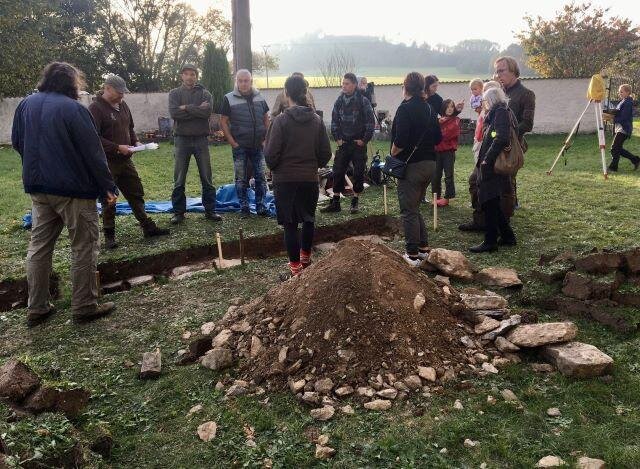 Dobrovolníci byli instruováni archeology ze Západočeské univerzity v Plzni.
