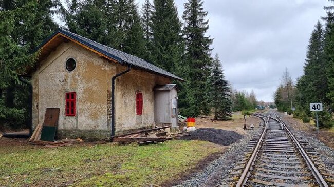 Součástí projektu zachování nádraží Kovářská je i záchrana a rekonstrukce strážního domku na vejprtském zhlaví.